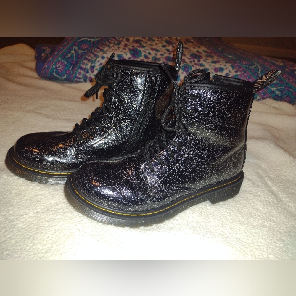 DR.MARTENS GIRLS 1460 COMBAT BOOT - BLACK Glitter